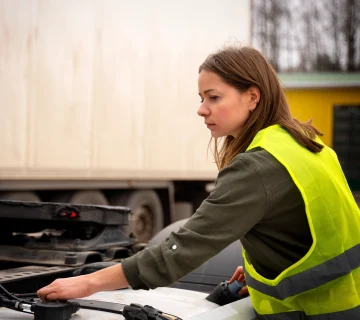 Truckload freight transportation fleet inspection and trailer connection process