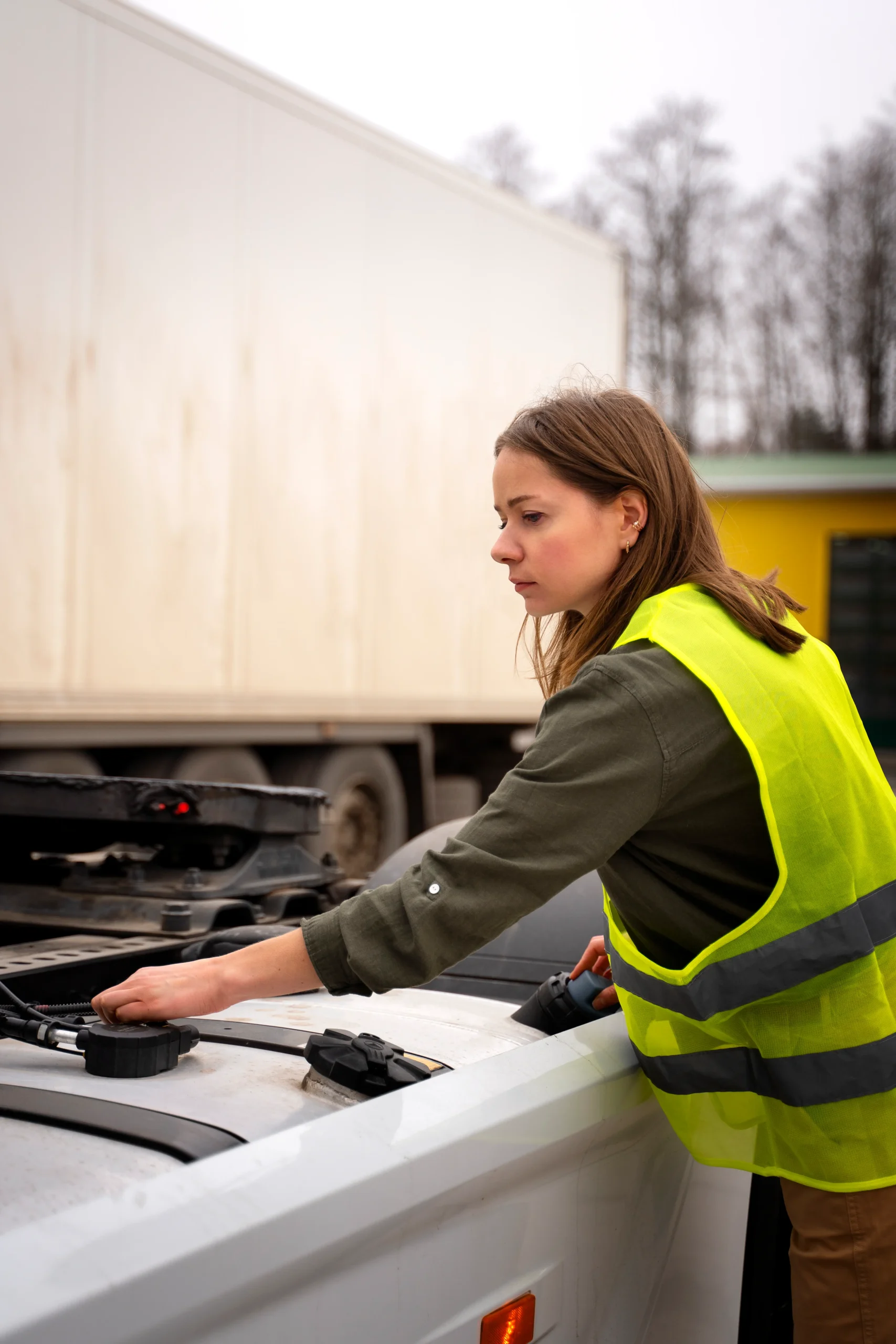 Truckload freight transportation fleet inspection and trailer connection process