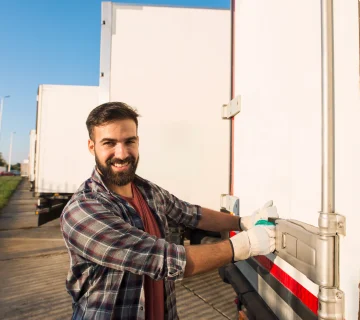 Refrigerated freight containers lined up at a logistics terminal for temperature controlled shipping)Refrigerated Reefer Freight Canada(